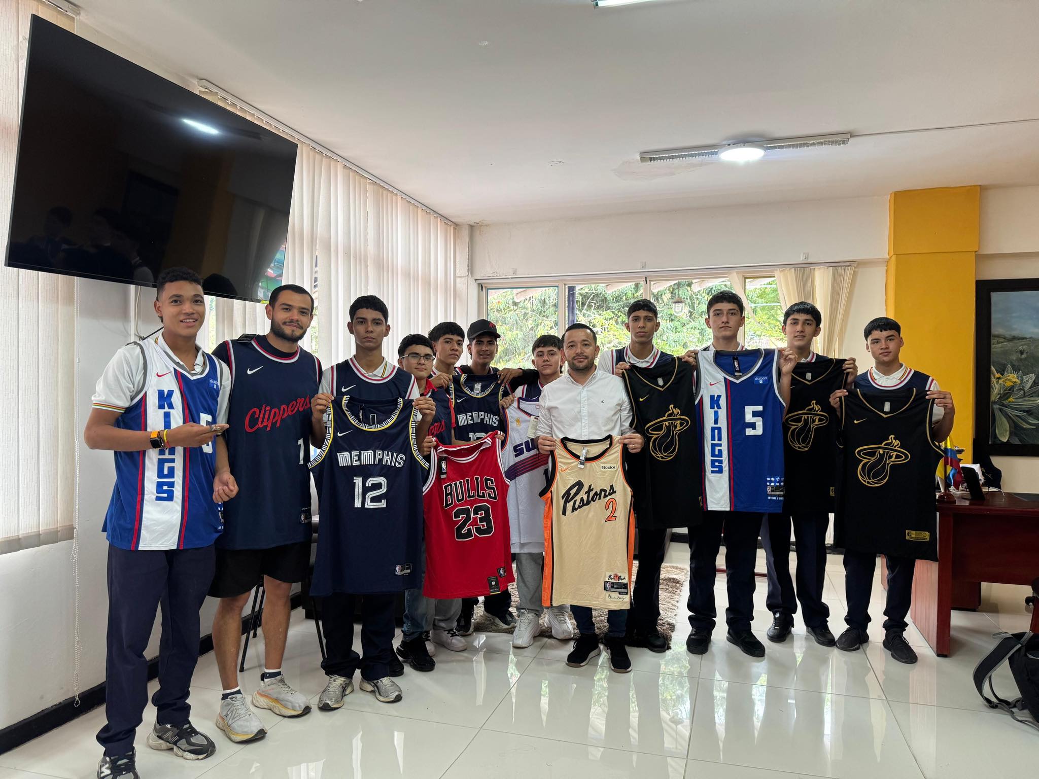 Alcaldía de Génova fortalece el baloncesto masculino con nueva dotación deportiva