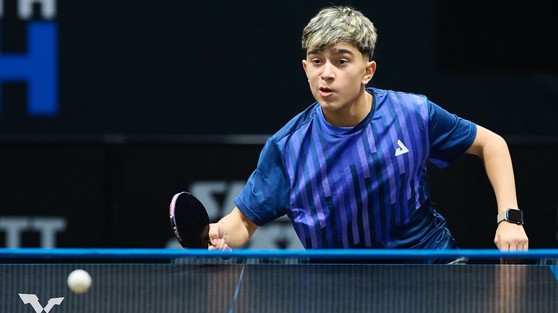 Emanuel Otálvaro irrumpe en la élite juvenil del tenis de mesa mundial desde Singapur