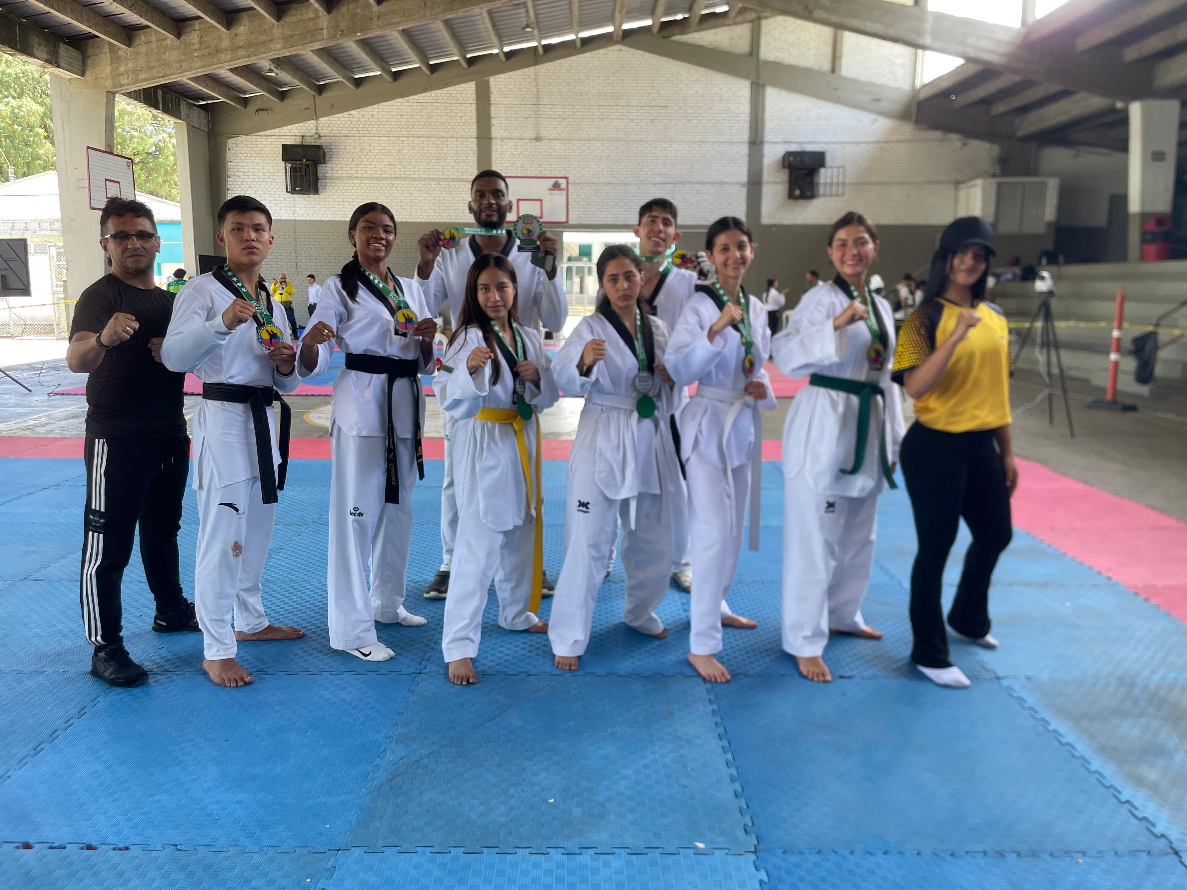 Delegación de la Uniquindío brilla en Pereira y sube al podio del Open Regional de taekwondo